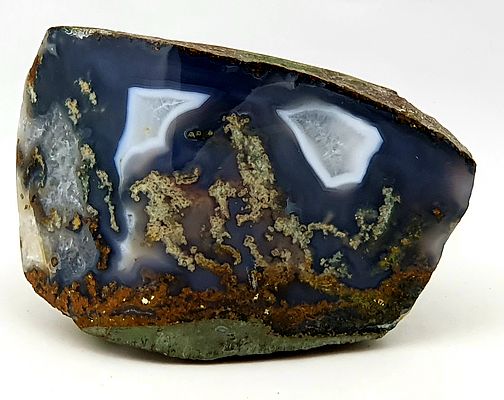 Dieser schöne dunkle Achat, der im Mineralienmuseum zu bewundern ist, stammt aus dem Steinbruch Steinkaulenberg