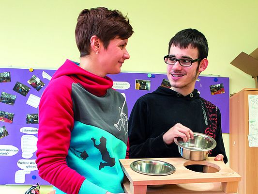 Der 17-jährige Benjamin präsentiert Lehrerin Patricia Luger die von den Schülern neu entwickelte Hundebar