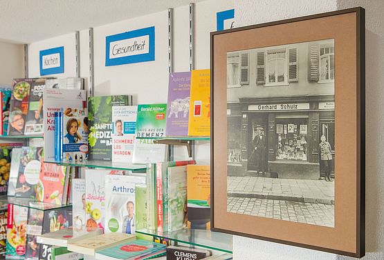 Die Buchhandlung Schulz-Ebrecht gibt es in Idar-Oberstein seit mehr als 130 Jahren. Ein Foto an der Wand erinnert an die Tradition