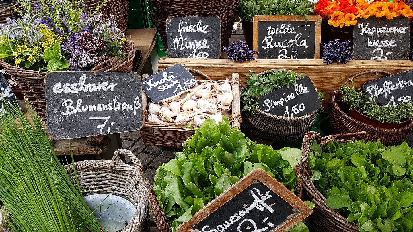 Regional einkaufen Markt Gemüse Kräuter