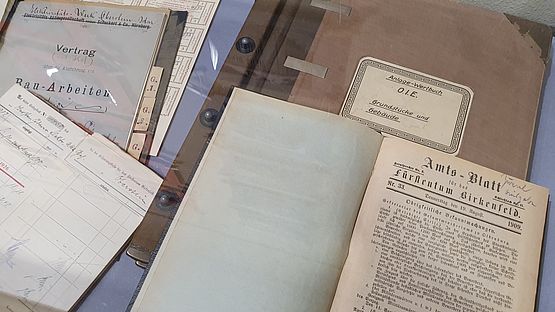 Am 7. November 1899 gründeten 20 Bürger aus den damals noch eigenständigen Städten Idar und Oberstein die „Oberstein-Idarer-Elektrizitäts-Aktiengesellschaft“, heute OIE. Die Ausstellung zeigt unter anderem historische Dokumente aus den Anfängen des Unternehmens.