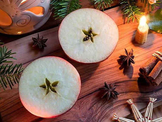 Nach dem Festessen wird in Tschechien ein Apfel quer aufgeschnitten. Ist das Kerngehäuse wie ein Stern geformt, wird das Neue Jahr glücklich, ein Kreuz steht für Unheil. Foto: © istockphoto