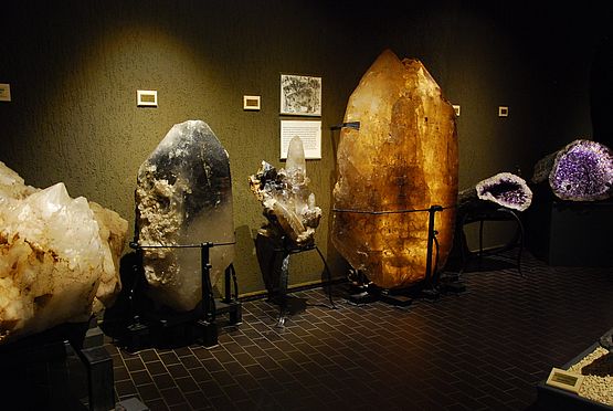 Das Mineralienmuseum zeigt in seinem prächtigen Kristallsaal imposante Exponate. Darunter die größten Kristalle, die je aus Übersee nach Europa kamen