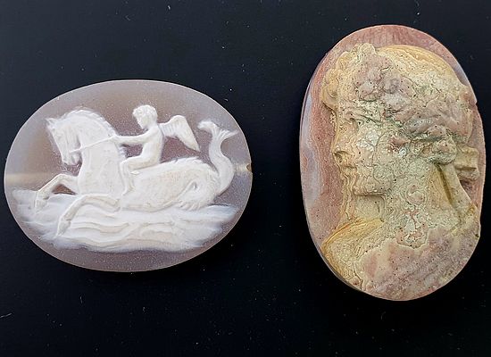 Zwei Achat-Kunstwerke des Graveurs Richard Hahn: Die Kammee links zeigt Amor auf einem Seepferd, die Kamee rechts ein Mädchen mit einem Blumenkranz