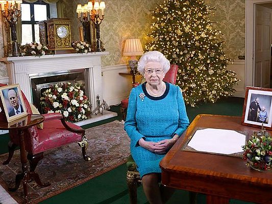 Der Fernseher läuft zu Weihnachten gern bei den Briten – und traditionell schauen viele die Weihnachtsbotschaft der Queen. 2017 sprach sie auch über ihren Mann Philip, dem sie dankte für seine Unterstützung und seinen „einzigartigen Sinn für Humor“. Foto: © Getty Images