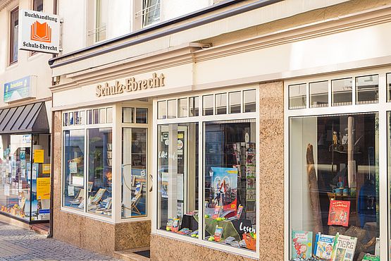 Das Schaufenster der Buchhandlung Schulz-Ebrecht wird regelmäßig aktualisiert – zur Urlaubszeit gibt's Urlaubslektüre