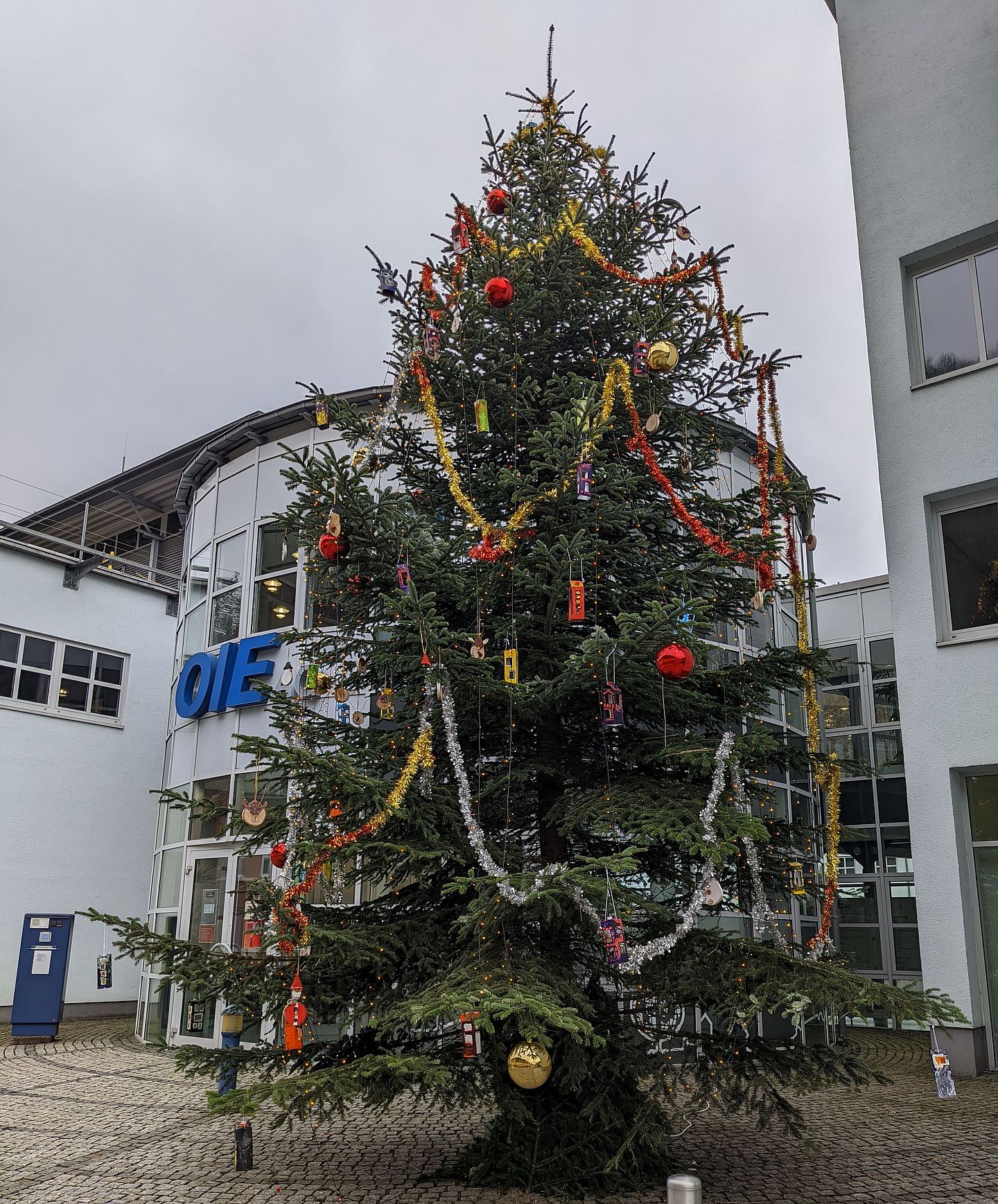 OIE Verwaltungsgebäude Weihnachtsbaum 2021