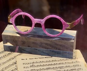 Der Edelsteinschleifer Axel Petry aus Bruchweiler fertigte diese Brille aus Rubin mit Rauchquarz-Gläsern gefasst in 18 Karat-Gelbgold