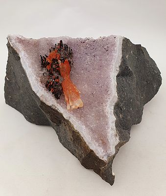 Dieser Amethyst mit Calcitspuren aus dem Mineralienmuseum wurde im Steinbruch Juchem in Niederwörresbach gefunden