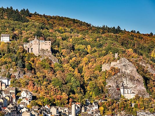 Die Wahrzeichen der Stadt Idar-Oberstein im Herbst: Felsenkirche, Schloss Oberstein und Burg Bosselstein.